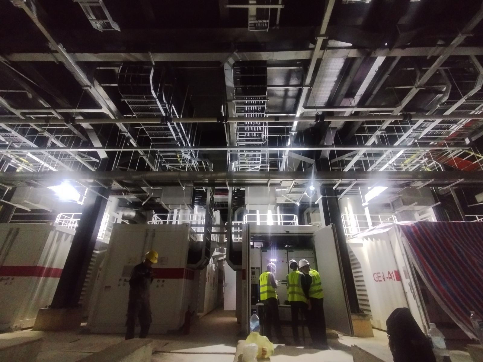 Tim inspeksi di ruang pembangkit dengan panel dan genset